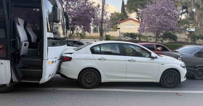 Antalya’da zincirleme kaza: 2’si çocuk 3 kişi yaralandı