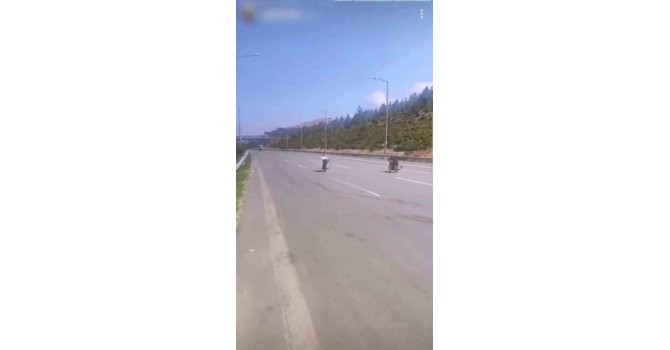 Otobanda motorun üzerine uzanarak ölüme yarış pahalıya patladı