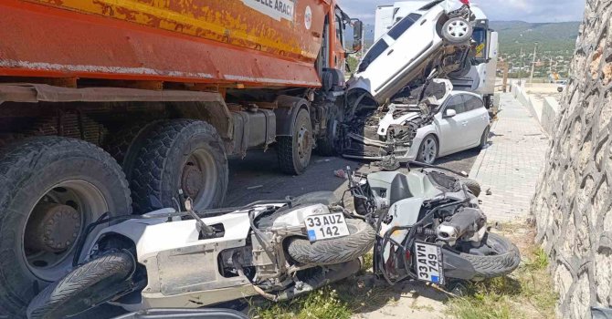 Kamyon yoldan çıktı önüne gelen taşıtı ezdi: 13 motosiklet, 3 araç zarar gördü