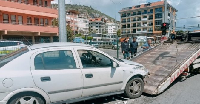 Alanya’da refüje çarpan otomobil, aydınlatma direğine çarparak durabildi