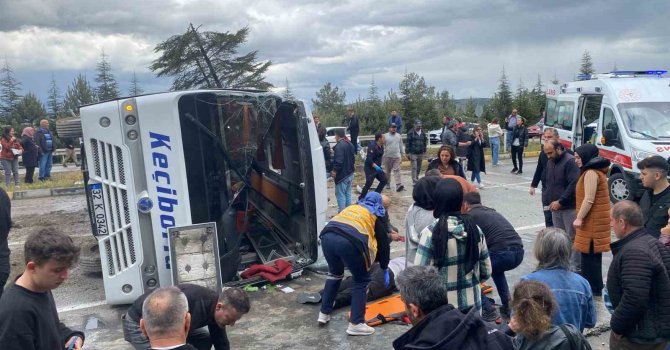 Isparta’da yolcu midibüsü devrildi, yaralılar var