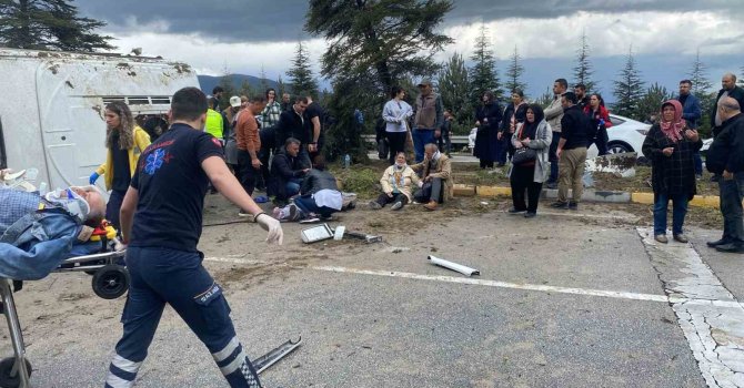 Isparta’da kontrolden çıkan yolcu midibüsü devrildi: 15 yaralı