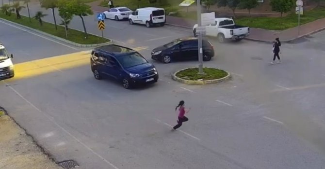 Yola fırlayan çocuğa ticari araç çarptı: Feci kaza kamerada