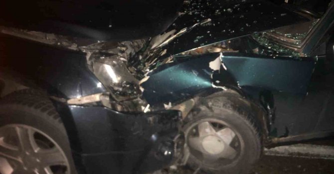 Araçlar kafa kafaya çarpıştı: 3 yaralı