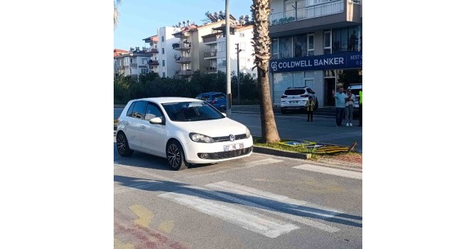 Annesinin elinden yola fırlayan 4 yaşındaki çocuğa otomobil çarptı