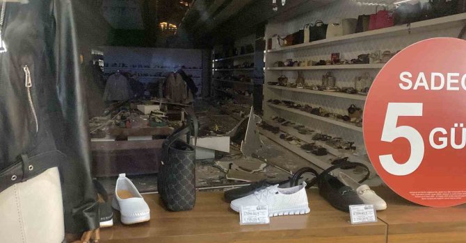 Mersin Forum AVM’deki iş yerinde asma cam tavan çöktü: 2 yaralı