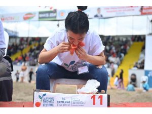 Kadınlar en çok domatesi yemek için yarıştı: Birinci 1,5 kilo üzerinde domates yedi