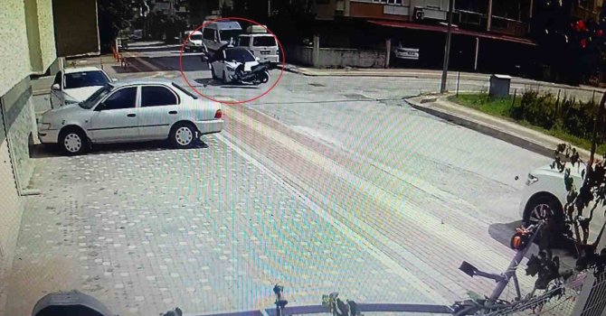 Antalya’da otomobille çarpışan motosiklet sürücüsü havada taklalar attı