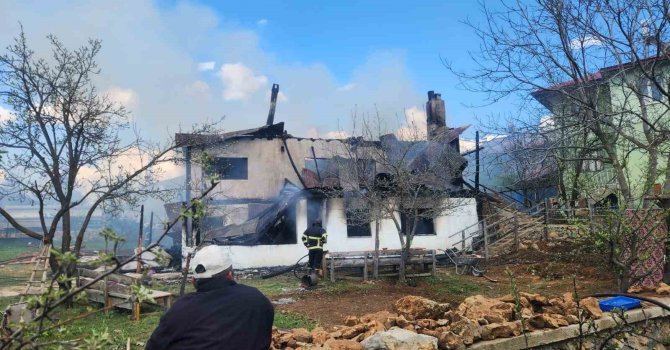 Saimbeyli’de yanan ev kullanılmaz hale geldi