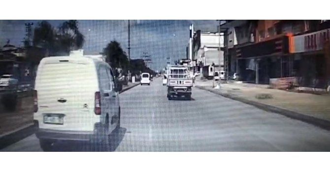 Yolun karşısına geçen kadına çarpıp kaçtı: Kaza anı kamerada