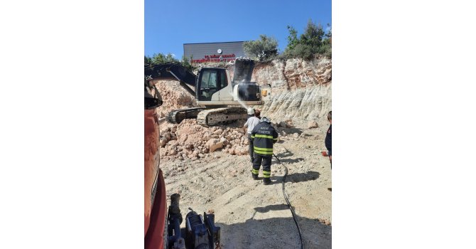 Altınözü’nde iş makinesi yangını