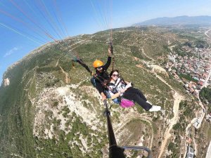 İlk kez paraşütle uçmanın keyfini yaşayan depremzede çocuklar, metrelerce yüksekte kitap okudular