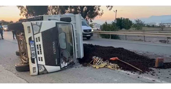 Manavgat’ta lastiği patlayan kamyonet devrildi: 3 yaralı