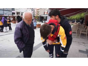 Gençler hayat kurtarmayı öğretti, vatandaşlar uygulamalı ilk yardım dersi aldı