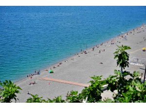 Antalya’da termometreler 28 dereceyi gösterdi, tatilciler denizin keyfini çıkardı