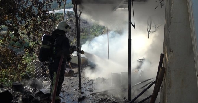 Alanya’da anız yangının sıçradığı daire küle döndü