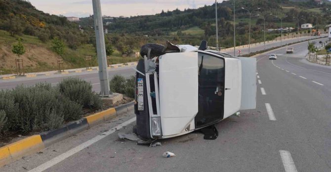 Fiat Tofaş’ın hurdaya döndüğü kazada 4 kişi yaralandı