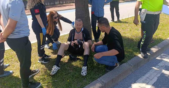 Bisiklet yoluna park eden otomobile bisiklet çarptı, Norveçli turist yaralandı