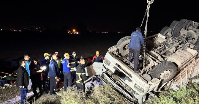 Takla atan tır ters döndü: 1 ölü, 1 yaralı