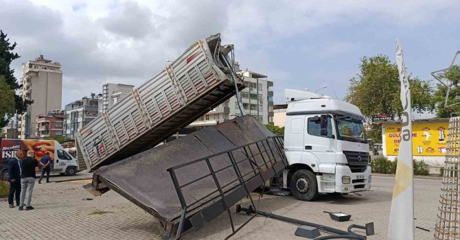 Damperi açılan tır üst geçidi kopardı: Yaya olmaması üzücü bir olayı engelledi