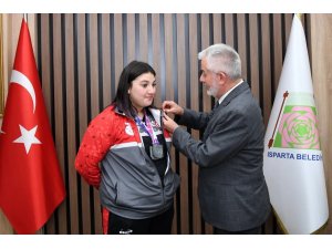 Ispartalı halterci Fatma Gül Çevik’ten dünya şampiyonluğu