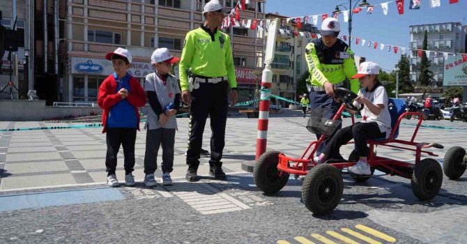 Burdur’da çocuklara uygulamalı trafik eğitimi verildi