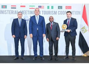 Antalya "2025 Yılı D-8 Turizm Şehri" ödülünü Kahire’deki bakanlar toplantısında aldı