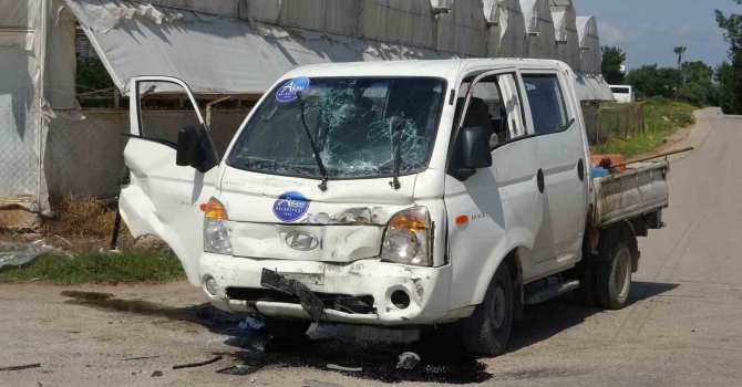 Kamyon ile hafif ticari araç çarpıştı: 2 yaralı