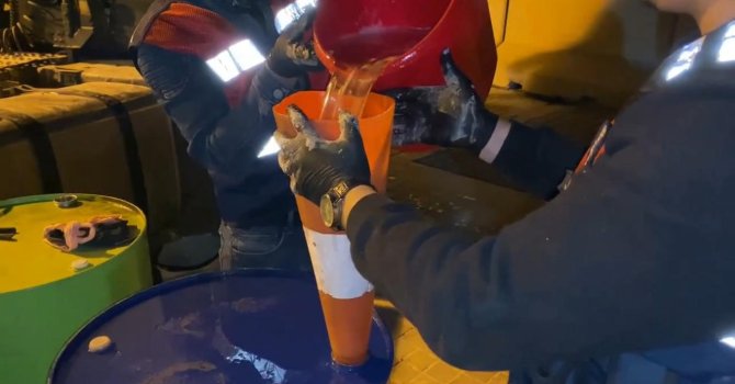 Litrelerce sıvı uyuşturucu böyle ele geçirildi