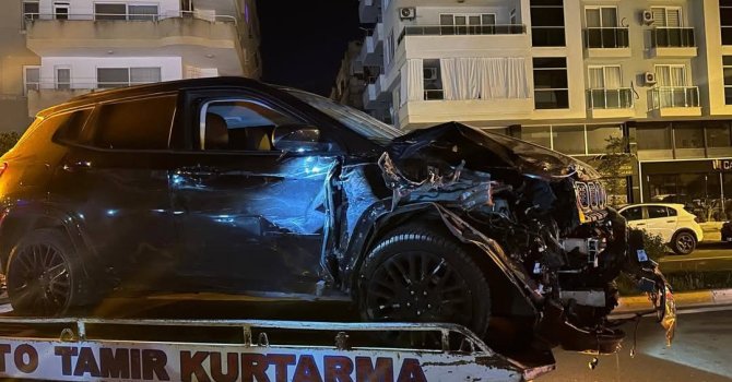 Alanya’da alkollü sürücü park halindeki araçlara çarptı