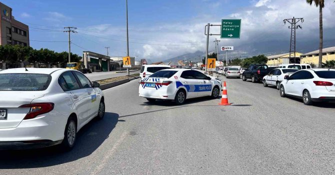 Patlamayla yaşanan doğalgaz kaçağını hiçe sayarak sigara içen vatandaşlara polisten anonslu uyarı