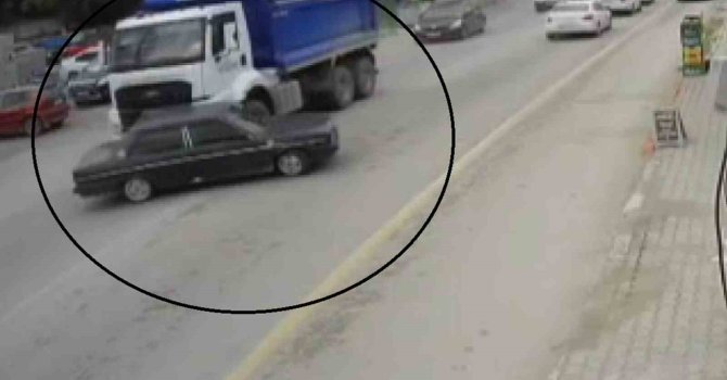 Hafriyat kamyonu, otomobili oyuncak araba gibi önüne aldı: O anlar kamerada