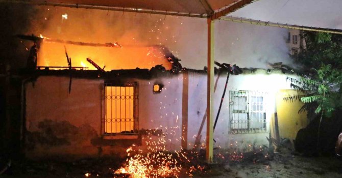 Gecekondu alev alev yandı, sokağa dökülen mahalleli kediler için gözyaşı döktü