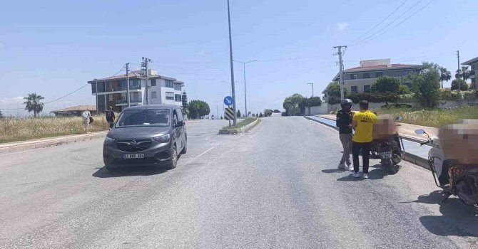 Motosikletiyle hafif ticari araca çarptı: 1 yaralı