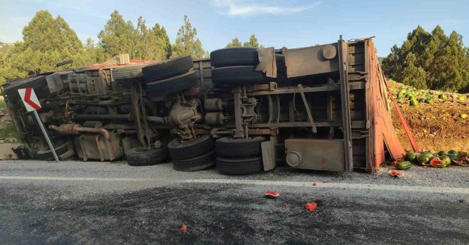 Antalya’da karpuz yüklü kamyon devrildi, tonlarca karpuz yol kenarına savruldu