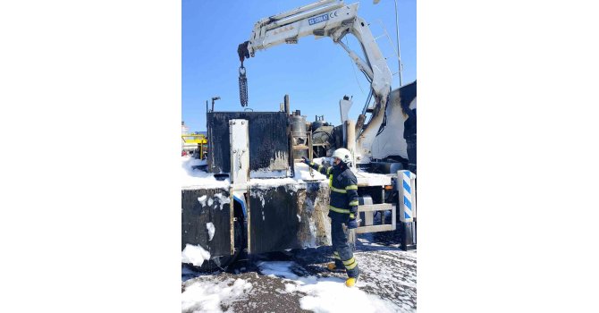 Tüplerin de bulunduğu kamyon kasasında yangın