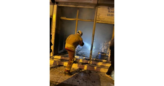 Tekstil deposunda korkutan yangın