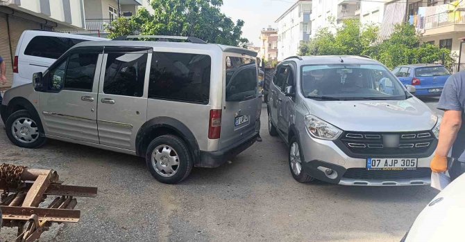 Manavgat’ta hafif ticari araç ile otomobil çarpıştı: 1 yaralı