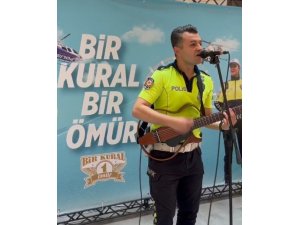 Trafik polisi sahneye çıktı, gitarı ve sesiyle gönüllere dokundu