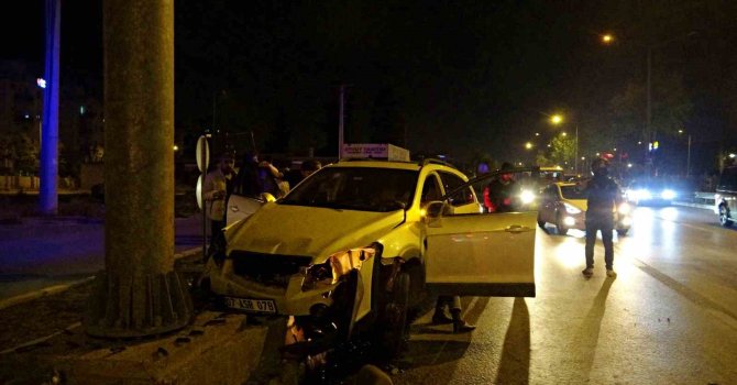 Kazada yaralanan kişiyi hayatta tutmak için dakikalarca kalp masajı yapıp zamanla yarıştılar