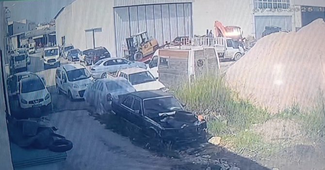 Kurtarıcıdan inerken halatı kopan forklift, park halindeki otomobile çarptı