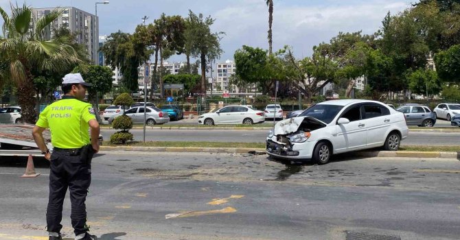 Otomobil refüjü aşarak yolcu minibüsü ile çarpıştı: 3 yaralı