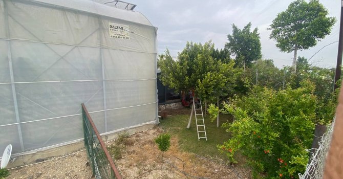 Serik’te kamyonet seraya daldı: 1 yaralı