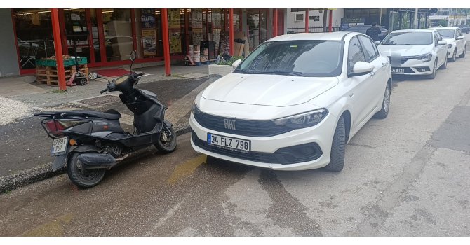 Motorlu bisiklet otomobile çarptı