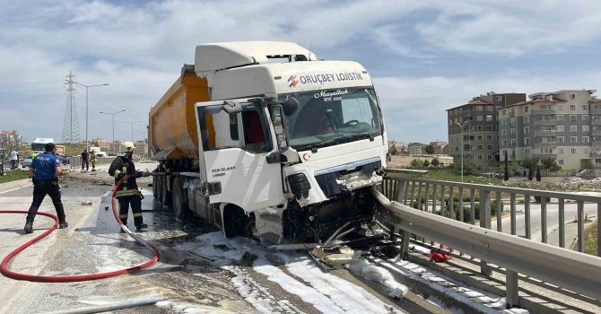 Bariyerleri aşarak ilerleyen kamyon üst geçitten uçmaya ramak kala durdu