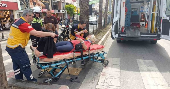 Yaya geçidinde frene basıp düşen motosiklet sürücüsü kask sayesinde hayatta kaldı