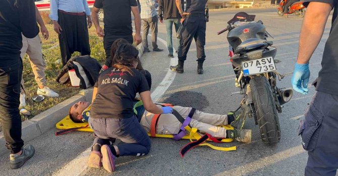 Kamyonetin çarpıp kaçtığı motosikletli yaralandı