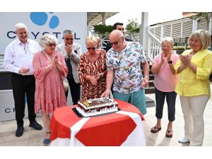 Alman turist çifte 30 yıllık sadakat plaketi