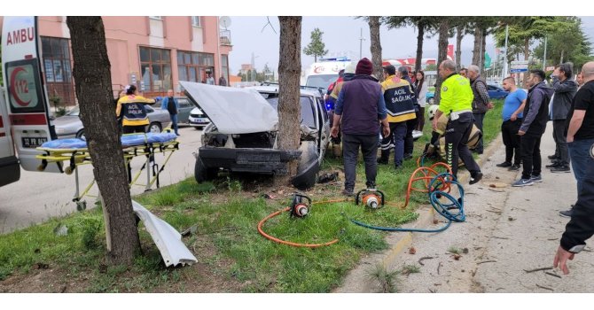 Kontrolden çıkan otomobil refüjdeki ağaca çarptı: 2 yaralı