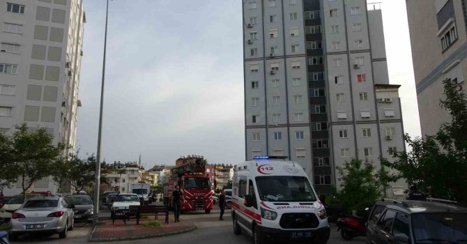 Çatıya çıkan kadını polisler ikna etti